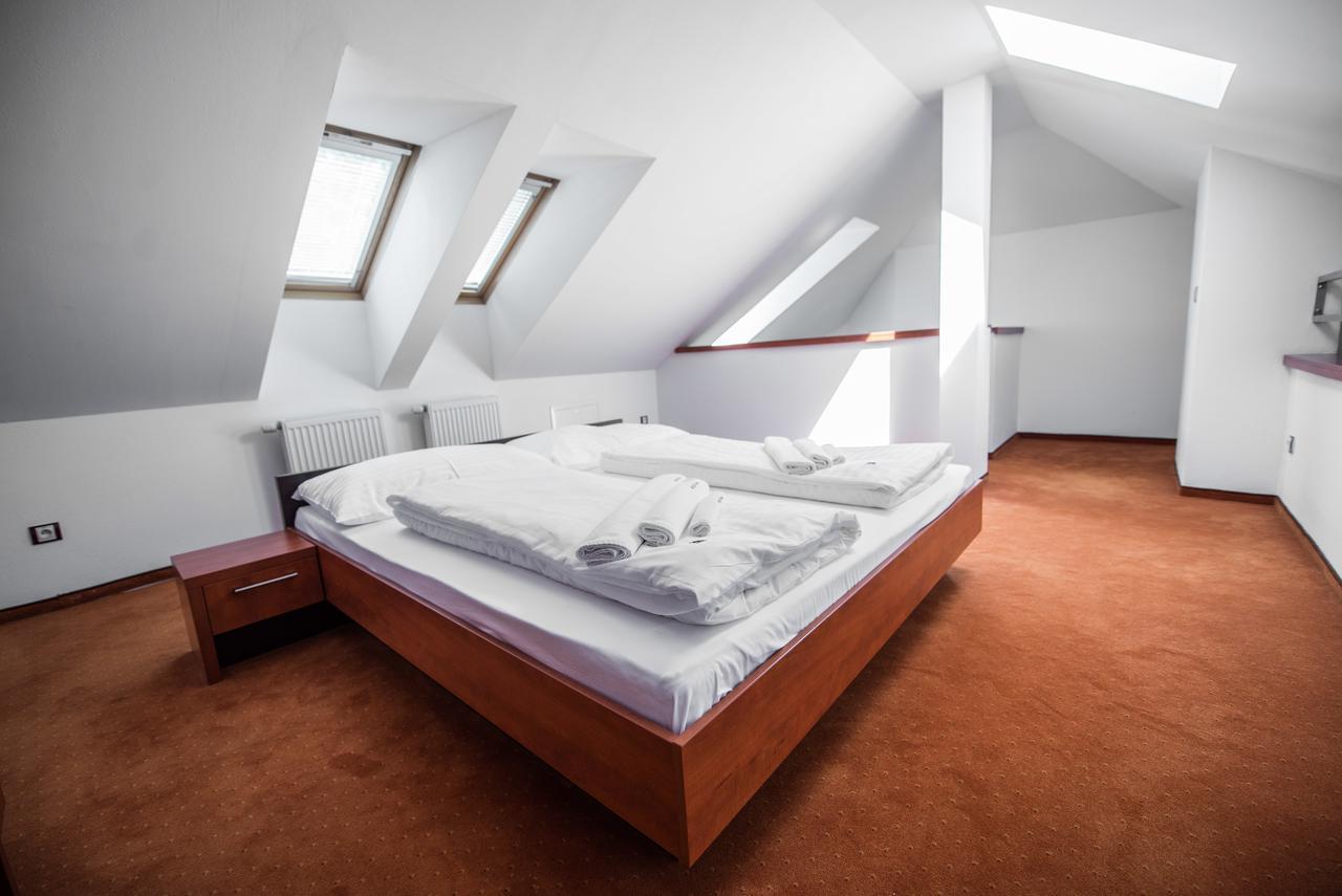 Garni Hotel Praha Trencsénteplic Kültér fotó